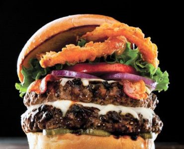 Ultimate Friday's Signature Burger 2,500 yen (tax included)